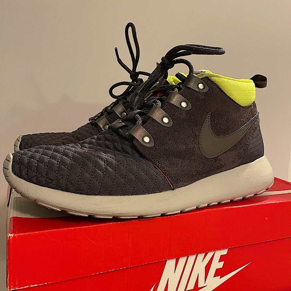 Nike Roshe Run Sneakerboot
Newsprint Smoke 615601-007 2013